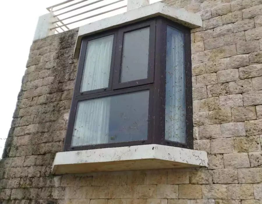 ظلت النوافذ والأبواب سليمة تحت تأثير إعصار 18