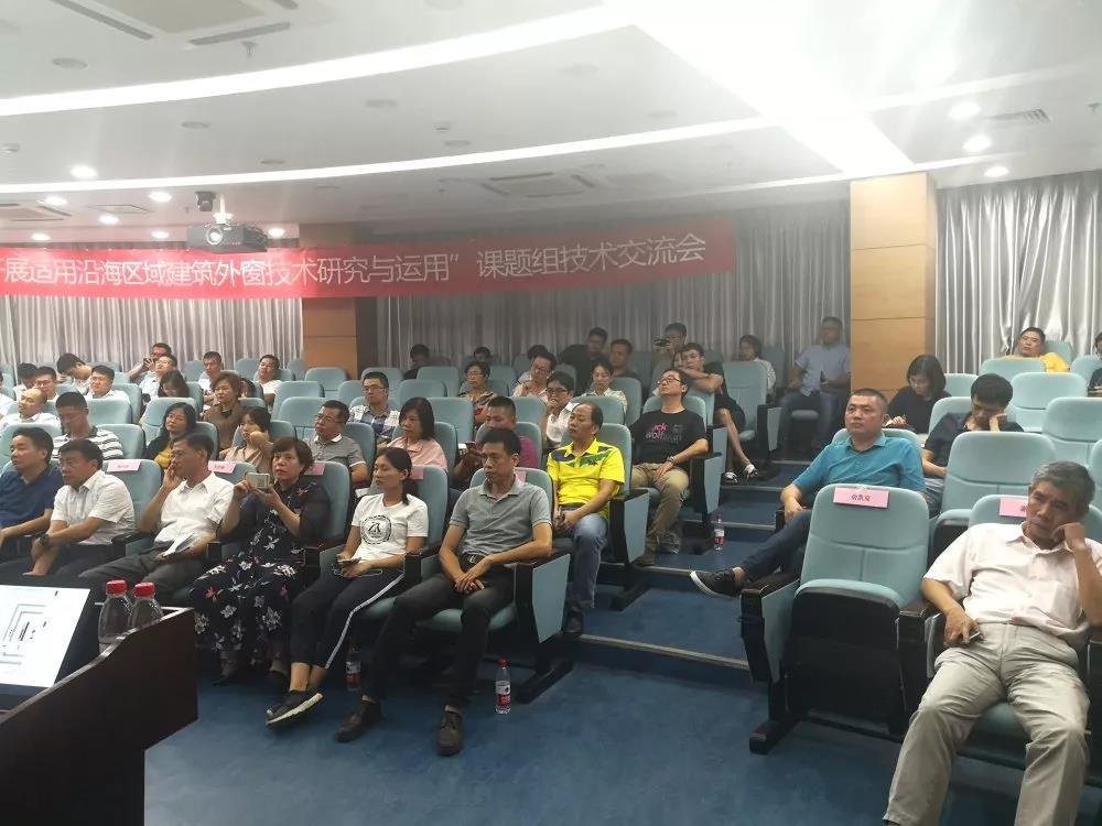 البحث وتطبيق تكنولوجيا النوافذ الخارجية للمباني